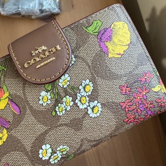 🌸 Coach Medium Corner Zip Wallet In Signature Canvas With Floral Print - Picture 6 of 15